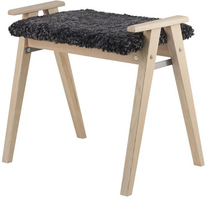 Elegant skammel i hvidolieret egetræ med fåreskind