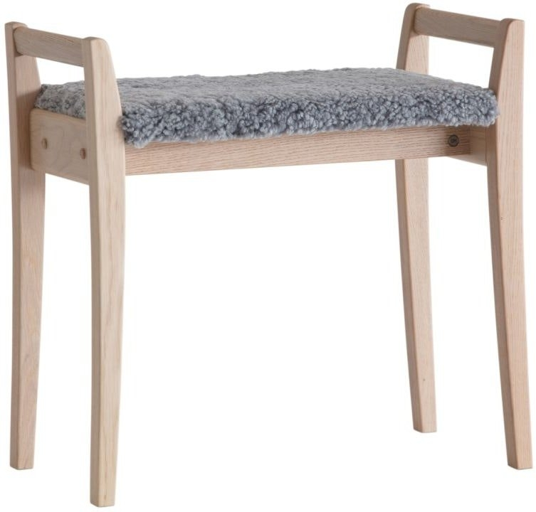 Elegant skammel i hvidolieret egetræ med fåreskind
