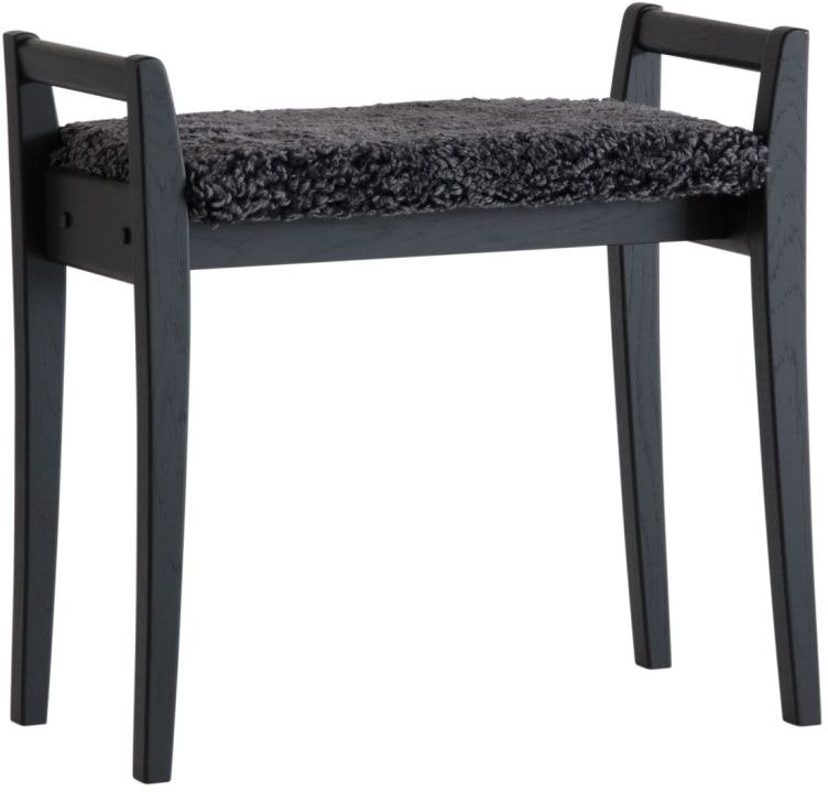 Elegant skammel i sortbejdsed egetræ med fåreskind