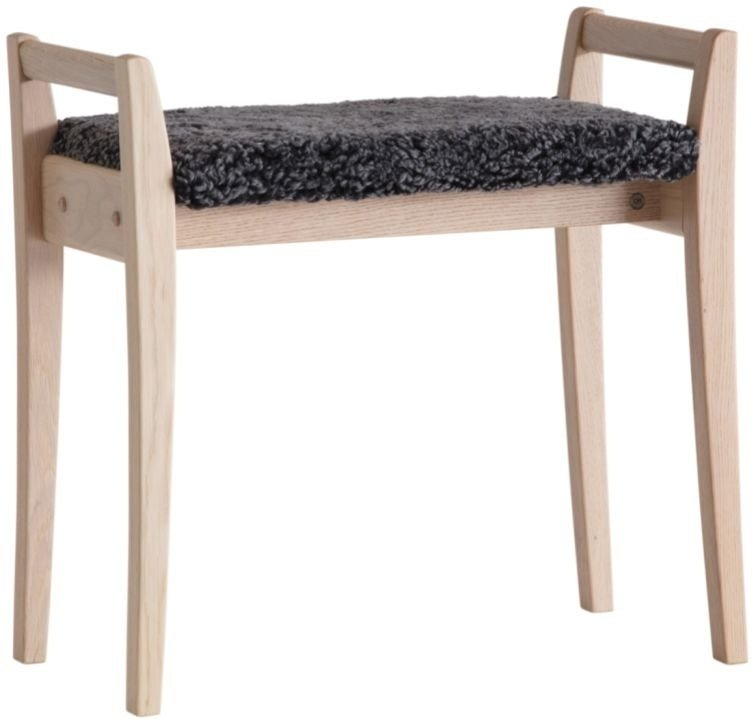 Elegant skammel i hvidolieret egetræ med fåreskind