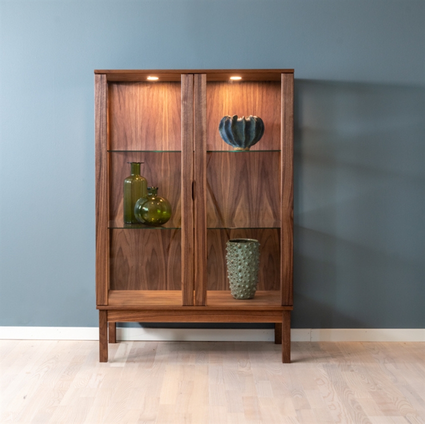 Klim Furniture V302 Vitrine Valnød Olie 90     135     45     Møbelsalg