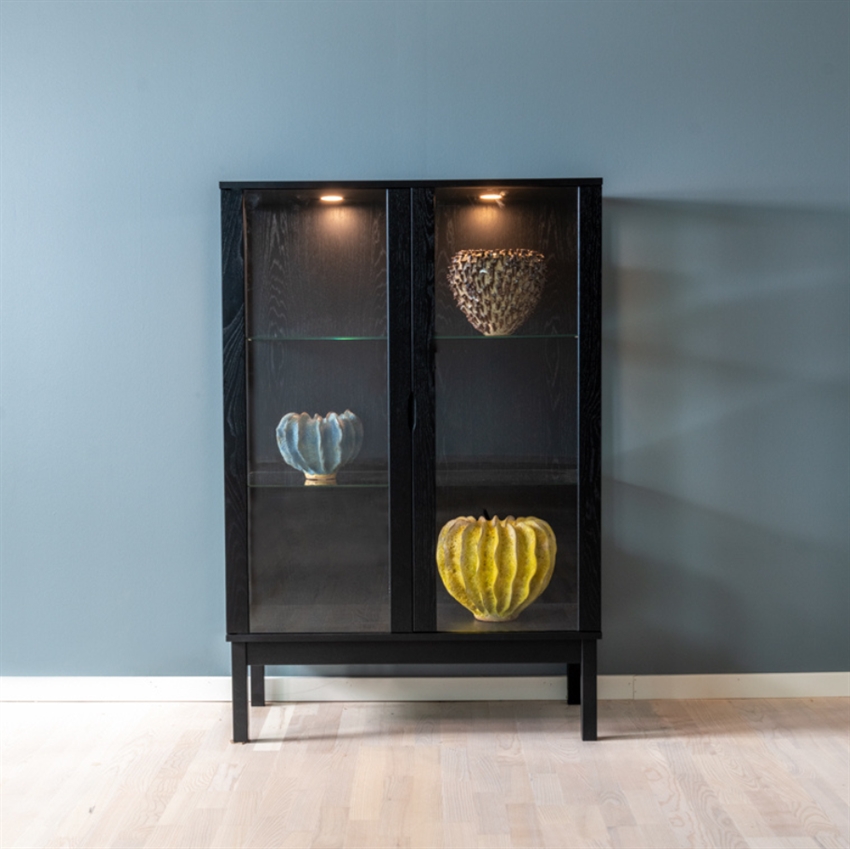 Klim Furniture V302 Vitrine Sortbejdset   90     135     45     Møbelsalg