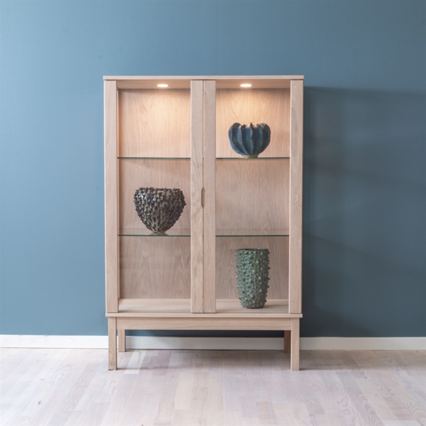 Klim Furniture V302 Vitrine   Hvidolie 90     135     45     Møbelsalg