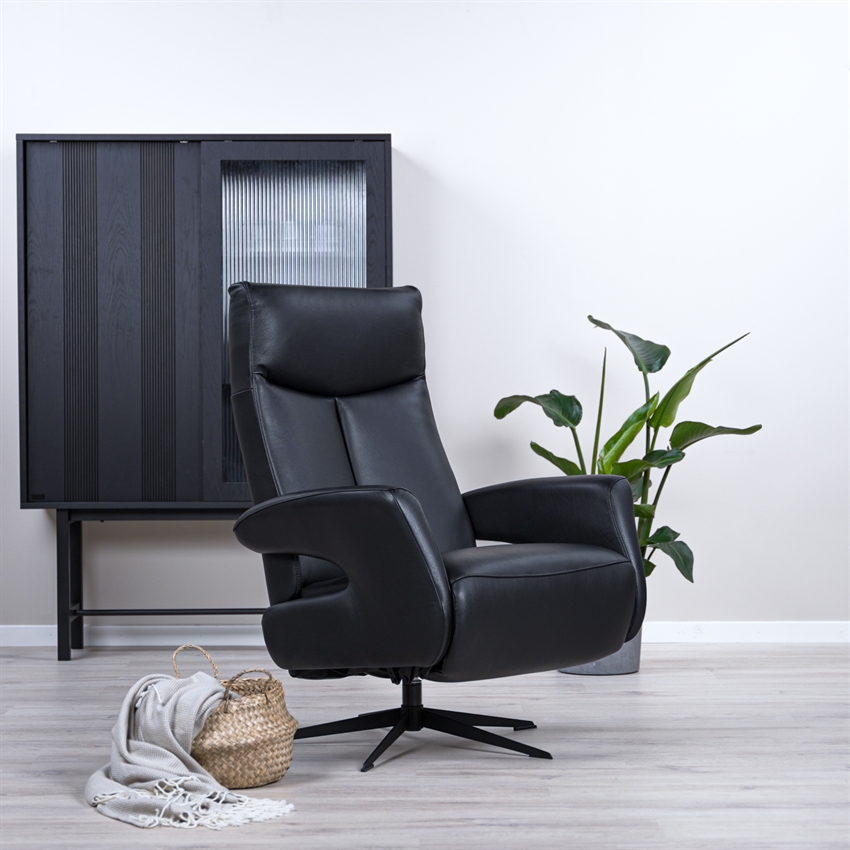 Nordic Design David Lænestol Med Indbygget Fodskammel  Sort Soleda Læder   Møbelsalg